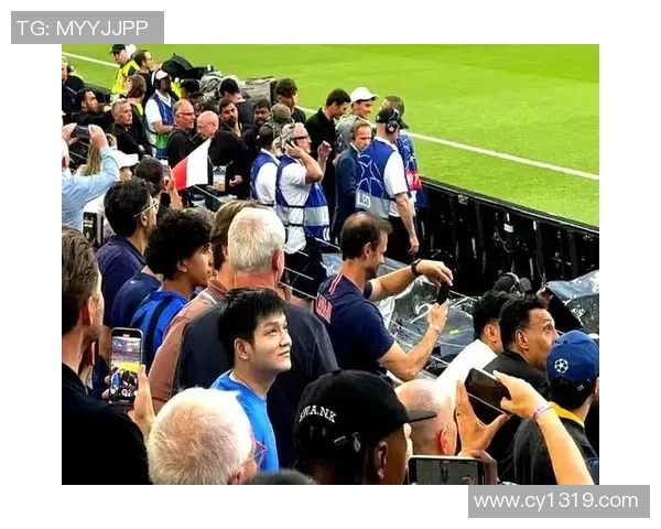 韩国足球明星携手参与综艺节目展现球场外的真实生活与幽默魅力